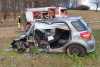 Auto kracht in Wildschwein und danach gegen Baum: Feuerwehr muss Fahrerin aus Wrack retten