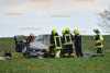 Auto kracht in Wildschwein und danach gegen Baum: Feuerwehr muss Fahrerin aus Wrack retten