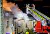 Zimmer gerät in Wohnhaus in Brand: Löscharbeiten gestalten sich schwierig