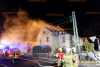 Zimmer gerät in Wohnhaus in Brand: Löscharbeiten gestalten sich schwierig