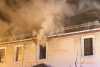 Zimmer gerät in Wohnhaus in Brand: Löscharbeiten gestalten sich schwierig
