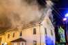 Zimmer gerät in Wohnhaus in Brand: Löscharbeiten gestalten sich schwierig