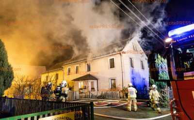 Zimmer gerät in Wohnhaus in Brand: Löscharbeiten gestalten sich schwierig