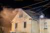 Zimmer gerät in Wohnhaus in Brand: Löscharbeiten gestalten sich schwierig