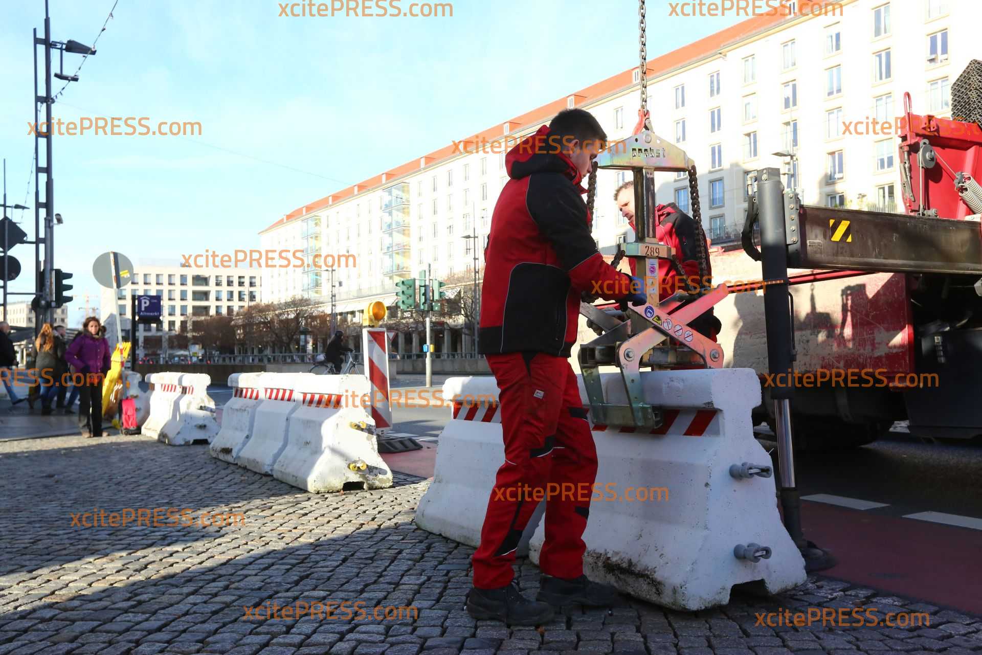 Betonsperren sollen Dresdner Weihnachtsmarkt absichern: Striezelmarkt wieder zur 