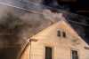Zimmer gerät in Wohnhaus in Brand: Löscharbeiten gestalten sich schwierig