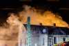Zimmer gerät in Wohnhaus in Brand: Löscharbeiten gestalten sich schwierig