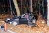 Tragischer Unfall - PKW kollidiert mit Baum: Fahrer (36) verstirbt noch an Unfallstelle