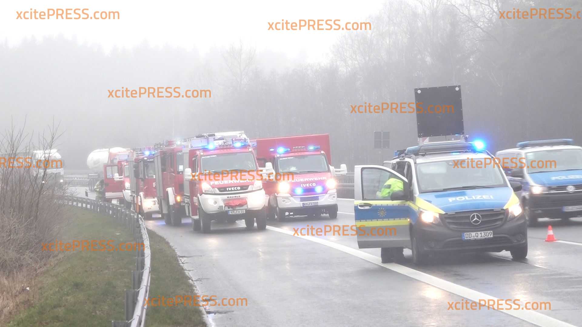 Autobahn-Unfall im Nebel: LKW fährt auf PKW auf