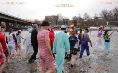 Elbe lockte zum Faschingsschwimmen: Um die 100 Abgehärtete zum Eisbaden