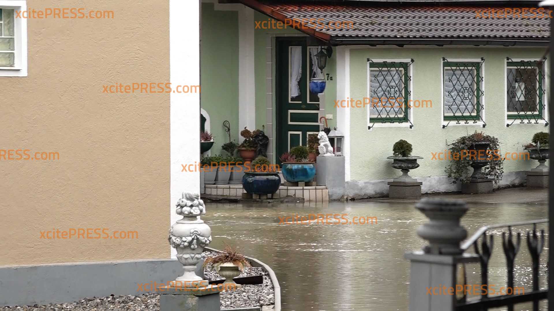 Hochwasserstufe 3 - Häuser unter Wasser, Pegeltendenz steigend bei ununterbrochenem Regen: Anwohner am Haus abgeschnitten durch Hochwasser