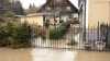Hochwasserstufe 3 - Häuser unter Wasser, Pegeltendenz steigend bei ununterbrochenem Regen: Anwohner am Haus abgeschnitten durch Hochwasser