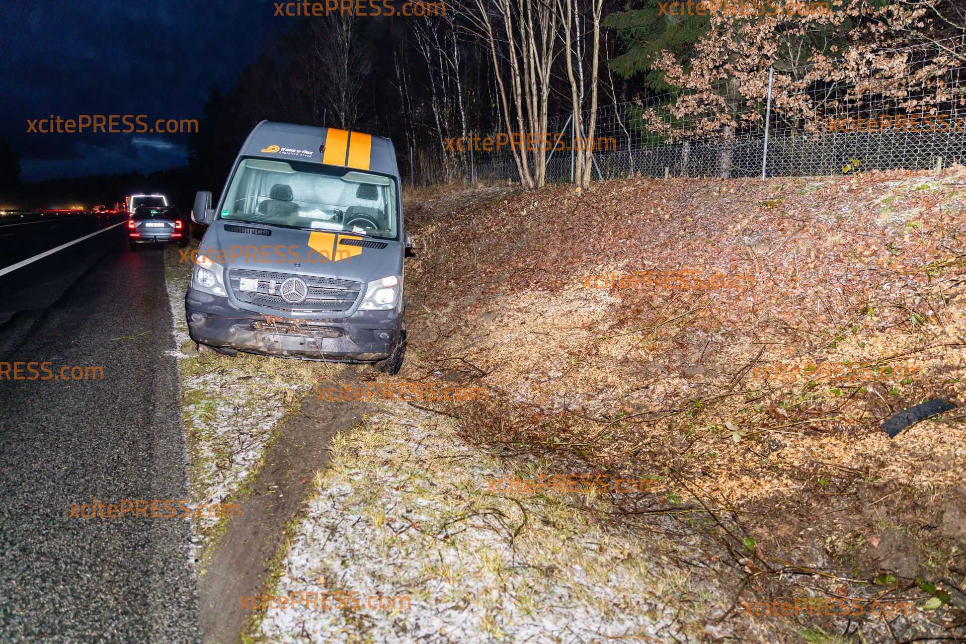 Graupel und Schnee sorgt für rutschige Straßen: Transporter kommt von Fahrbahn ab und rutscht in Böschung