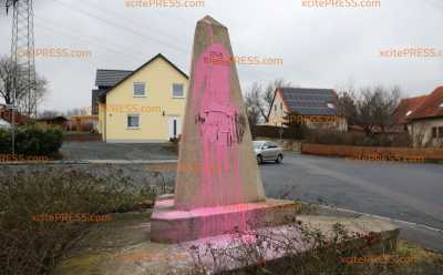 Schon wieder Gedenkstein beschädigt: Obelisk in Nickern mit Farbe und Beton beschmiert