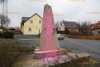 Schon wieder Gedenkstein beschädigt: Obelisk in Nickern mit Farbe und Beton beschmiert