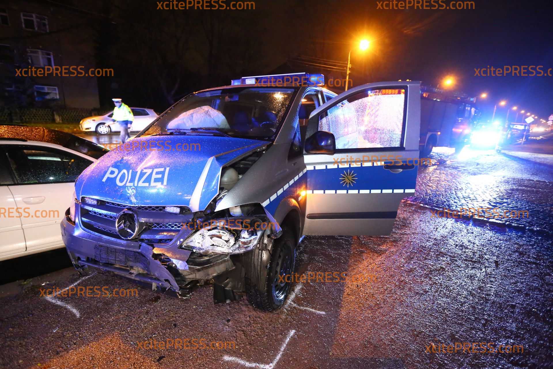 Crash auf Einsatzfahrt: Drei Verletzte nach Unfall mit Polizeifahrzeug