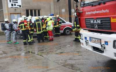 900 Liter Salzsäure bei Firma ausgelaufen : Feuerwehr mit Großaufgebot vor Ort