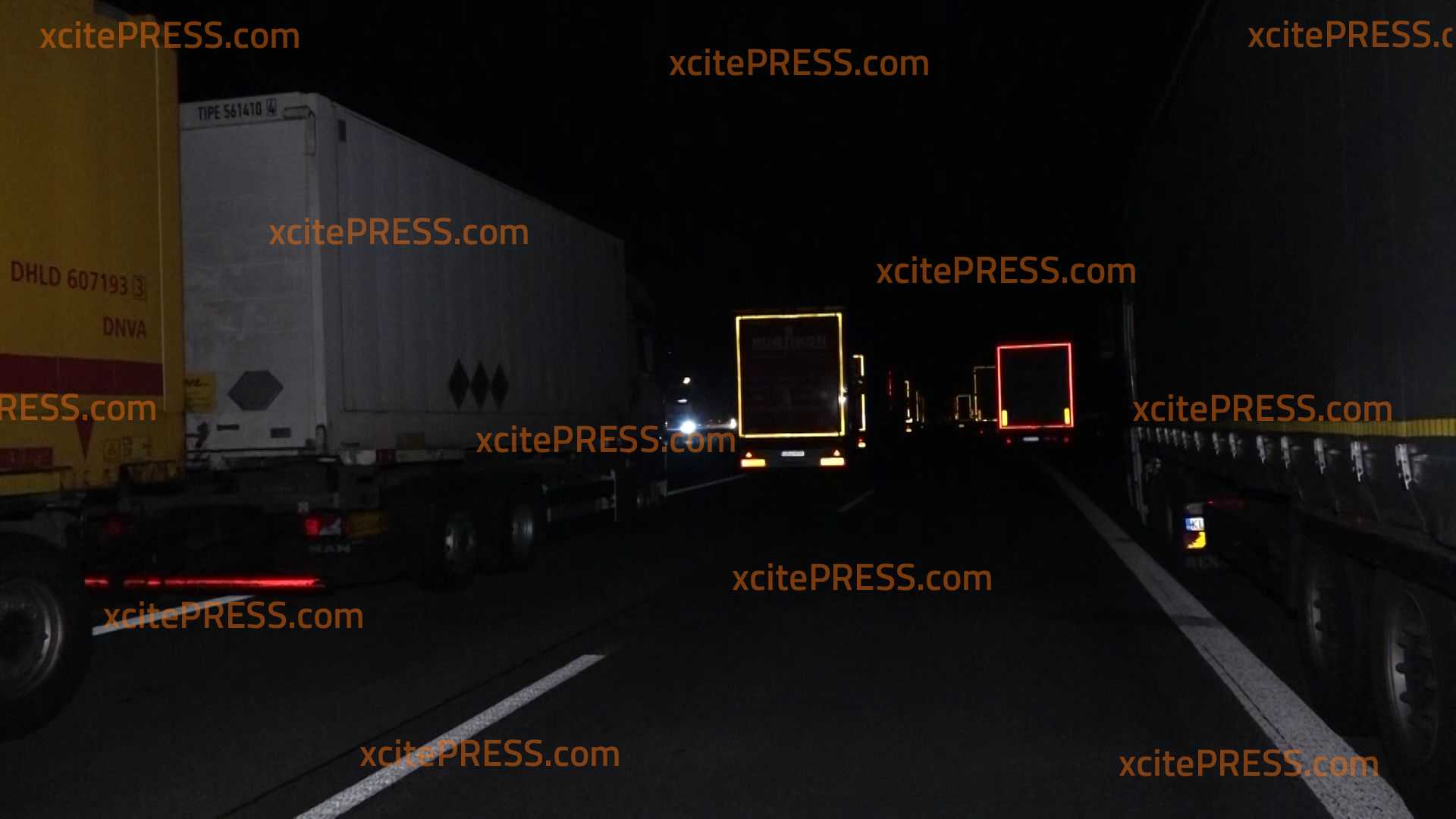 Gespenstisches Bild auf der Autobahn - LKW stehen ohne Licht auf Autobahn, Trucker müssen in LKW ohne Toilettenanbindung „hausen“: Unklar wann Abfertigungsmaßnahmen weitergehen und wie sich der Stau entwickelt