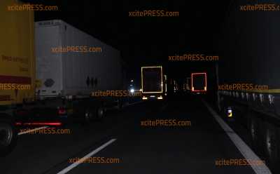 Gespenstisches Bild auf der Autobahn - LKW stehen ohne Licht auf Autobahn, Trucker müssen in LKW ohne Toilettenanbindung „hausen“: Unklar wann Abfertigungsmaßnahmen weitergehen und wie sich der Stau entwickelt