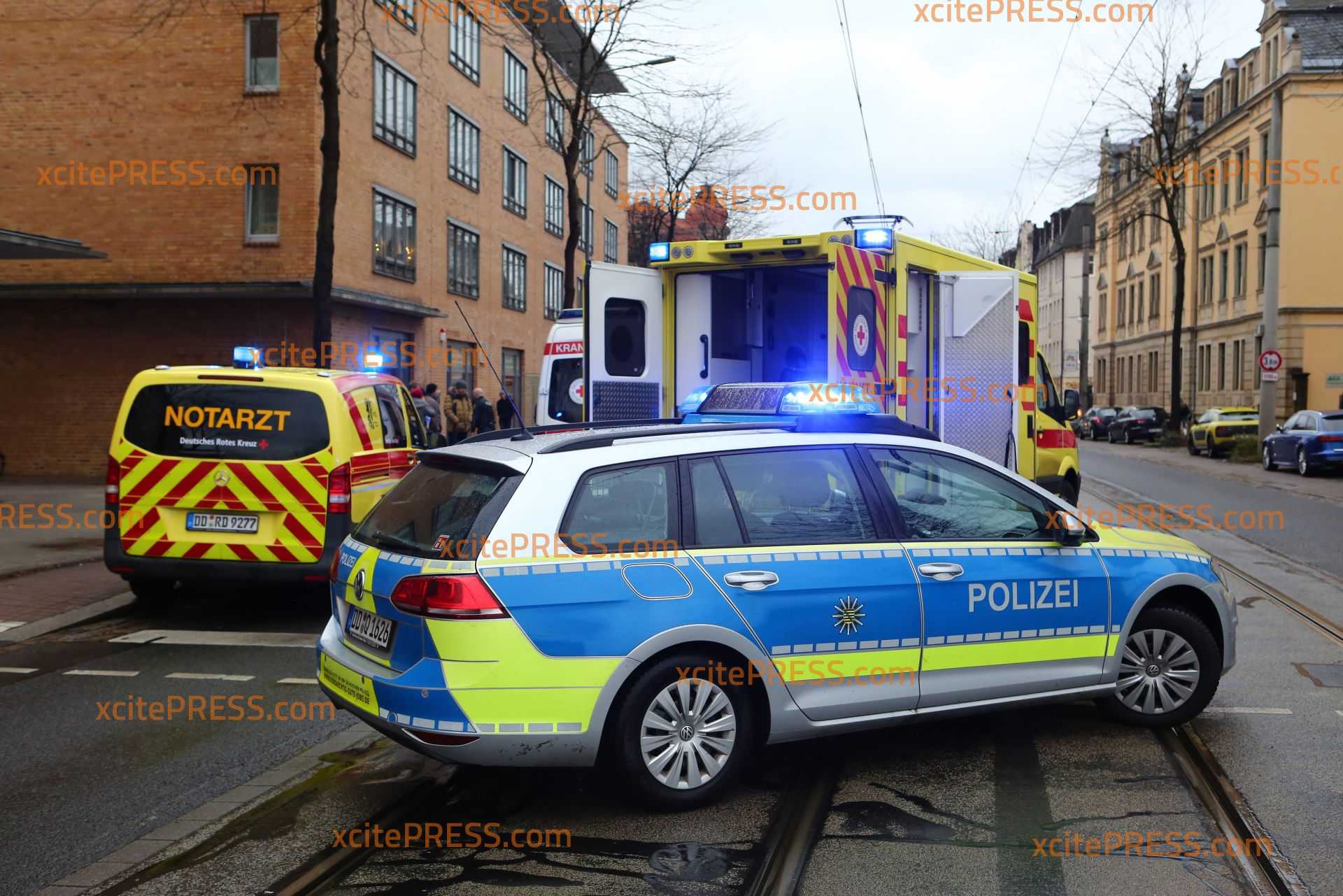 Beim Aussteigen aus Straßenbahn: Fußgängerin angefahren: Schwerverletzt