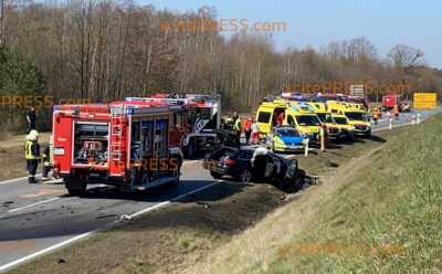 Tödlicher Frontalcrash: PKW und Transporter kollidieren auf Schnellstraße : Zwei Tote, eine weitere Person verletzt - Zwei Rettungshubschrauber im Einsatz