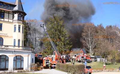Wohnhaus brennt vollkommen nieder - Brand greift auch auf Wald über: Feuer möglicherweise bei Renovierungsarbeiten entstanden