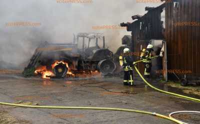 Stall in Flammen: Feuer offensichtlich von Traktor ausgegangen: 110 Kameraden der Feuerwehr im Einsatz