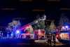 Carport gerät in Brand: Feuerwehr kann angrenzendes Gebäude retten