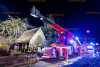 Carport gerät in Brand: Feuerwehr kann angrenzendes Gebäude retten