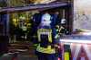 Carport gerät in Brand: Feuerwehr kann angrenzendes Gebäude retten