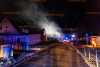 Carport gerät in Brand: Feuerwehr kann angrenzendes Gebäude retten