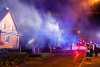 Carport gerät in Brand: Feuerwehr kann angrenzendes Gebäude retten