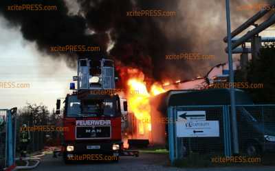 Riesiges Flammeninferno! Mehrere Lagerhallen brennen in sächsischem Heidenau: Feuerwehr mit Großaufgebot vor Ort