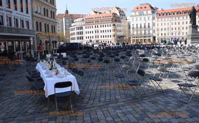 Deutschlandweit einmaliger Protest der Gastronomen wegen Corona-Krise: Hunderte leere Stühle auf Neumarkt - jeder Stuhl für einen Gastronom