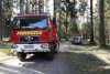 Ominöser PKW-Brand auf Waldweg: Fahrzeuginsasse rettet sich mit schwersten Brandverletzungen nach draußen