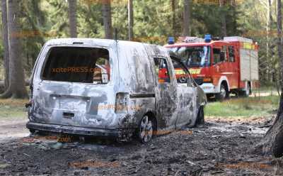 Ominöser PKW-Brand auf Waldweg: Fahrzeuginsasse rettet sich mit schwersten Brandverletzungen nach draußen