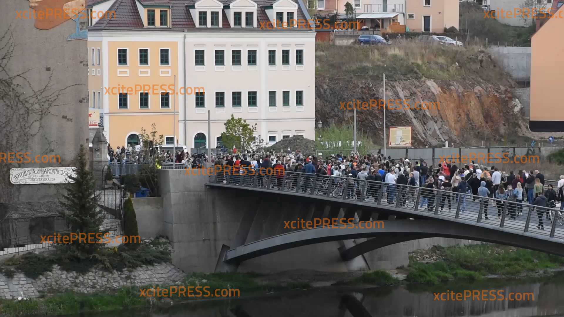 Hunderte Menschen bei Demonstrationen gegen geschlossene Grenzen: Protest auf deutscher und polnischer Seite