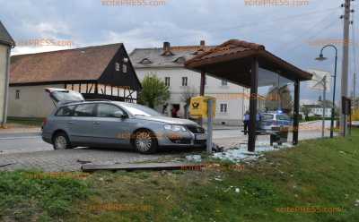 25- jährige schwangere Frau kracht in Bushaltestelle: Fahrerin hat Glück im Unglück und nur leichte Verletzungen 25- jährige schwangere Frau kracht in Bushaltestelle: Fahrerin hat Glück im Unglück und nur leichte Verletzungen