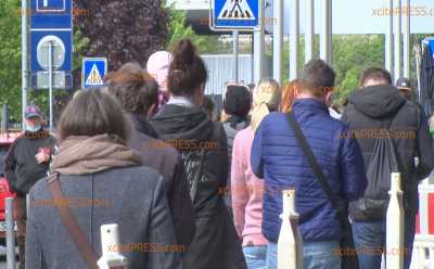 Corona-Lockerungen: Möbelhäuser dürfen wieder öffnen: Meterlange Warteschlange vor dem IKEA