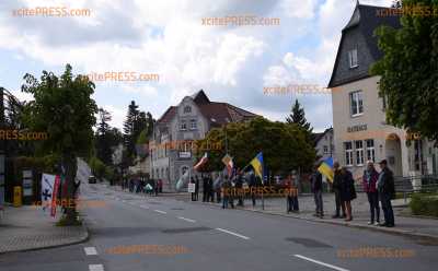 Wieder Corona-Protest an B96: Auch Reichskriegsflaggen bei stiller Demonstration