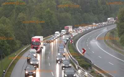 Stau! Autobahn 4 wird wieder zur Geduldsprobe: Etliche Unfälle zum Beginn des Pendelverkehrs am Sonntagabend