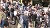 "Stumme Künstler" protestieren am Elbufer: Ministerpräsident Michael Kretschmer kommt mit Demonstranten und Rednern in Dialog