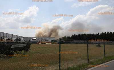 Großbrand bei Entsorgungsunternehmen: Feuer weitete sich auch auf Stroh am Nachbargrundstück aus Großbrand bei Entsorgungsunternehmen: Feuer weitete sich auch auf Stroh am Nachbargrundstück aus