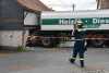 Kurioser Crash: Heizöl-Anhänger schiebt PKW in Wohnhaus: THW sichert Haus ab