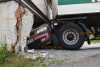 Kurioser Crash: Heizöl-Anhänger schiebt PKW in Wohnhaus: THW sichert Haus ab