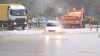 Auch die Polizei "steckt" im Kreisel "fest" - Hochwasser lässt Kreisverkehr zur "Insel" werden: Überflutungen an allen Ausfahrten hält PKW-Fahrer gefangen