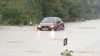 Auch die Polizei "steckt" im Kreisel "fest" - Hochwasser lässt Kreisverkehr zur "Insel" werden: Überflutungen an allen Ausfahrten hält PKW-Fahrer gefangen