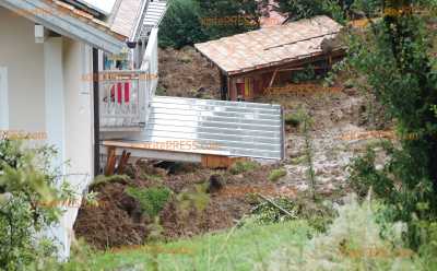 Durch Unwetter: Doppelhaus in Oberbayern von Erde verschüttet - Großeinsatz der Einsatzkräfte: Heftiger Regen löste den Hangrutsch aus - insgesamt 8 Wohneinheiten betroffen