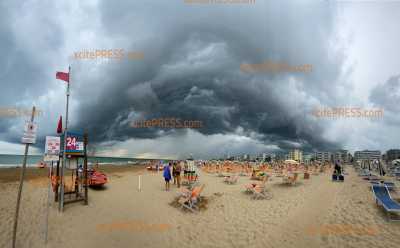 Kurz aber heftig: Urlauber flüchten an italienischem Stand vor kräftigem Gewitter