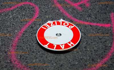 Zwischenfall bei Polizeikontrolle: Mopedfahrer (20) fährt Polizist (32) um: Beamter schwer verletzt mit Rettungshubschrauber in Klinik